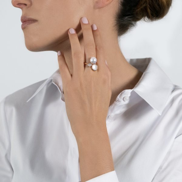 The model wears Venus collection ring with freshwater pearls mother of pearl and diamonds